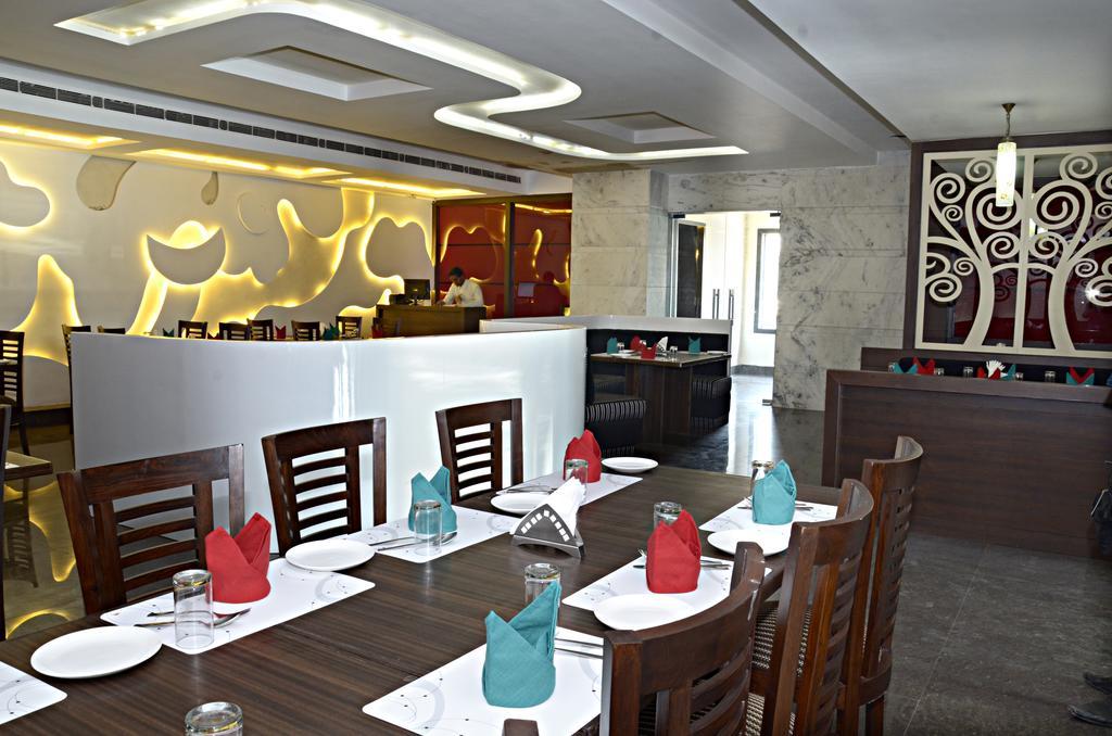 Hotel Crimson Palace Агра Екстериор снимка
