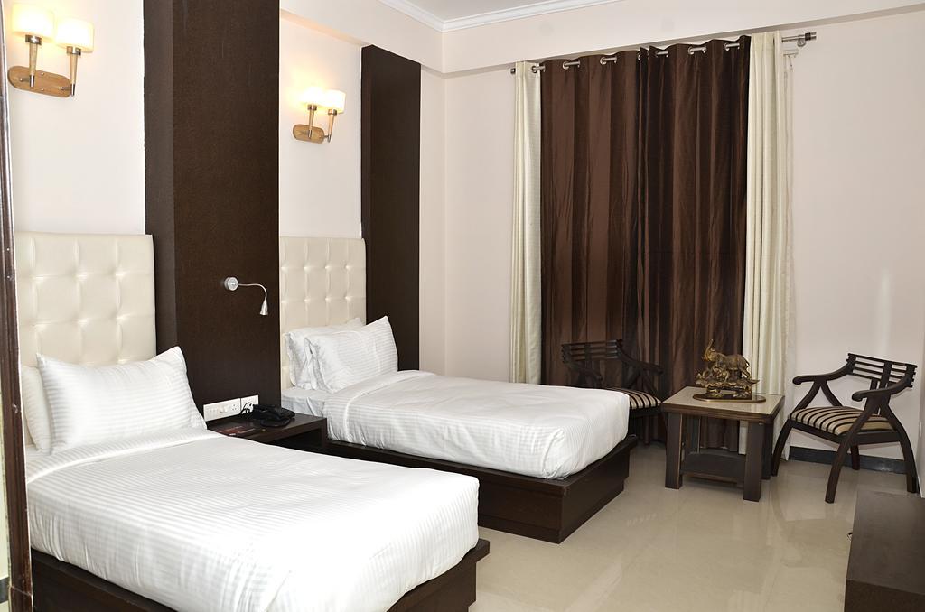 Hotel Crimson Palace Агра Стая снимка