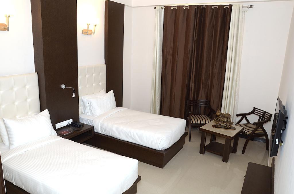 Hotel Crimson Palace Агра Стая снимка