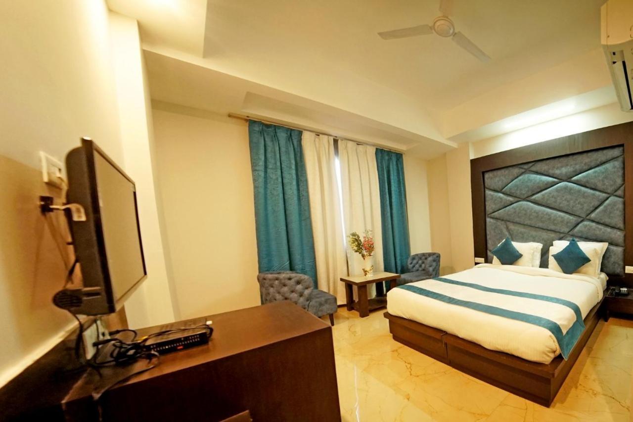 Hotel Crimson Palace Агра Екстериор снимка