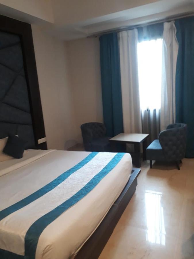 Hotel Crimson Palace Агра Екстериор снимка
