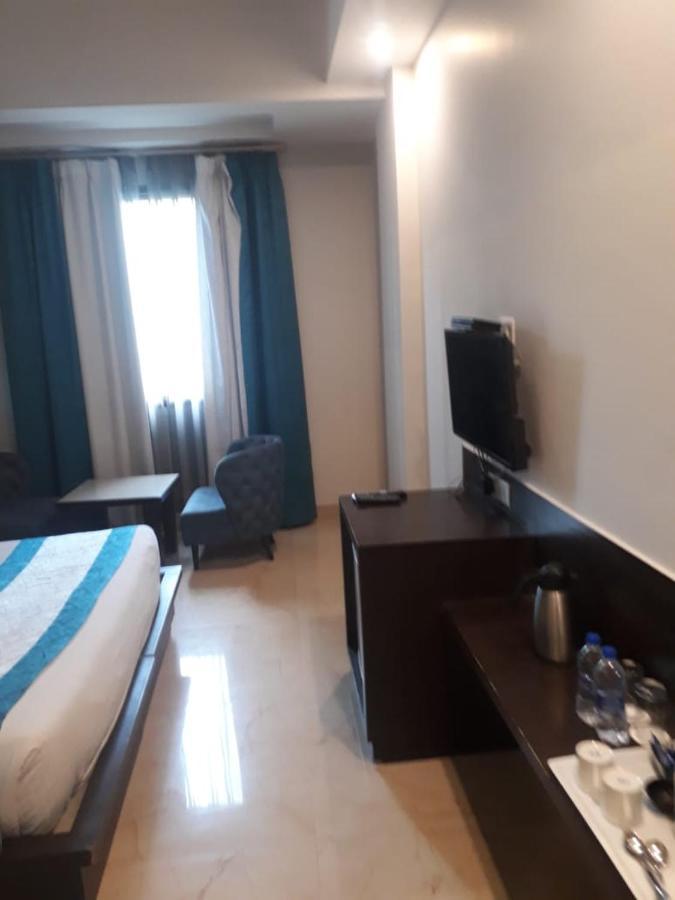 Hotel Crimson Palace Агра Екстериор снимка