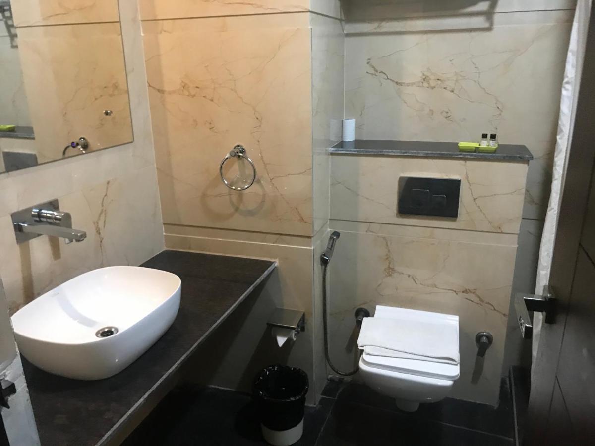 Hotel Crimson Palace Агра Екстериор снимка