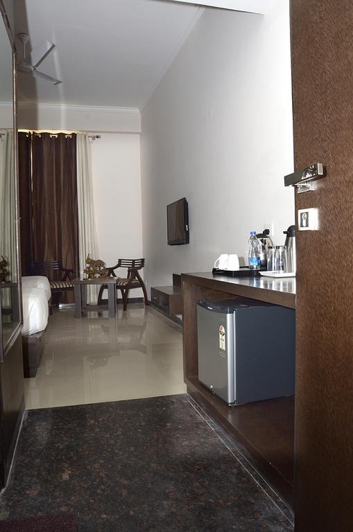Hotel Crimson Palace Агра Екстериор снимка