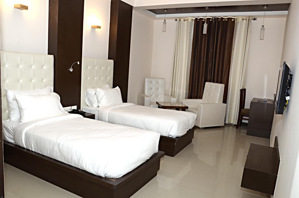 Hotel Crimson Palace Агра Екстериор снимка
