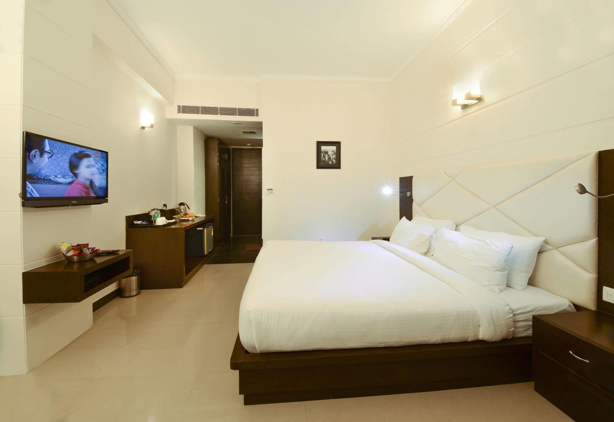 Hotel Crimson Palace Агра Екстериор снимка