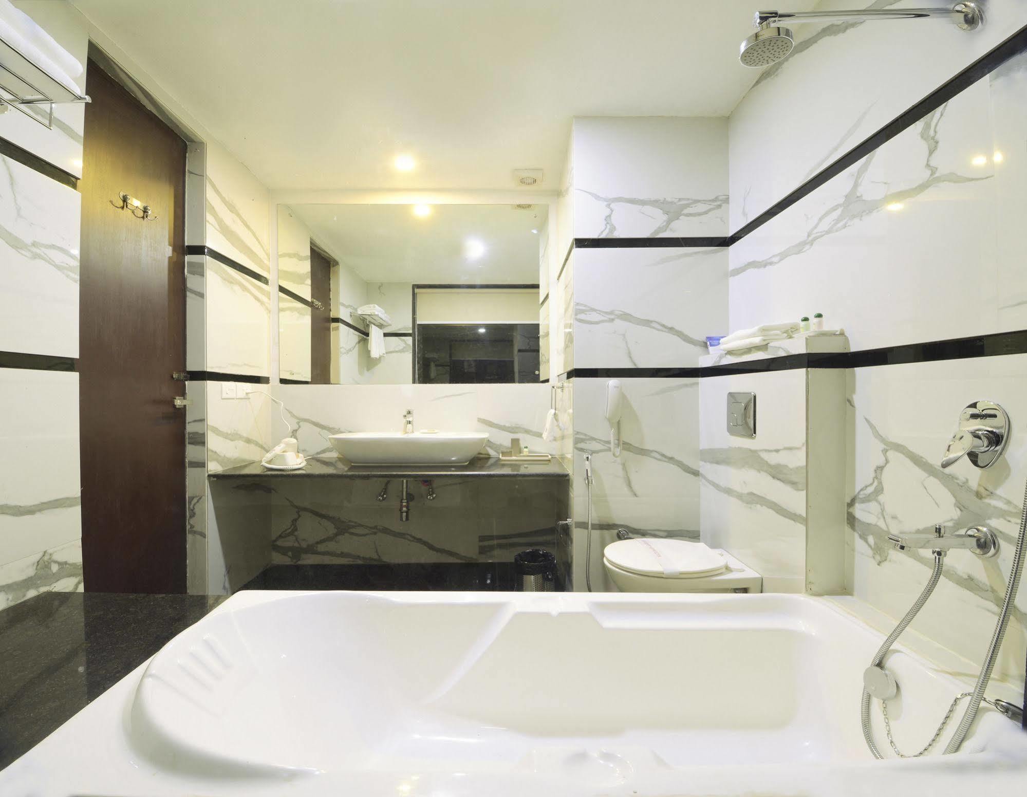 Hotel Crimson Palace Агра Екстериор снимка