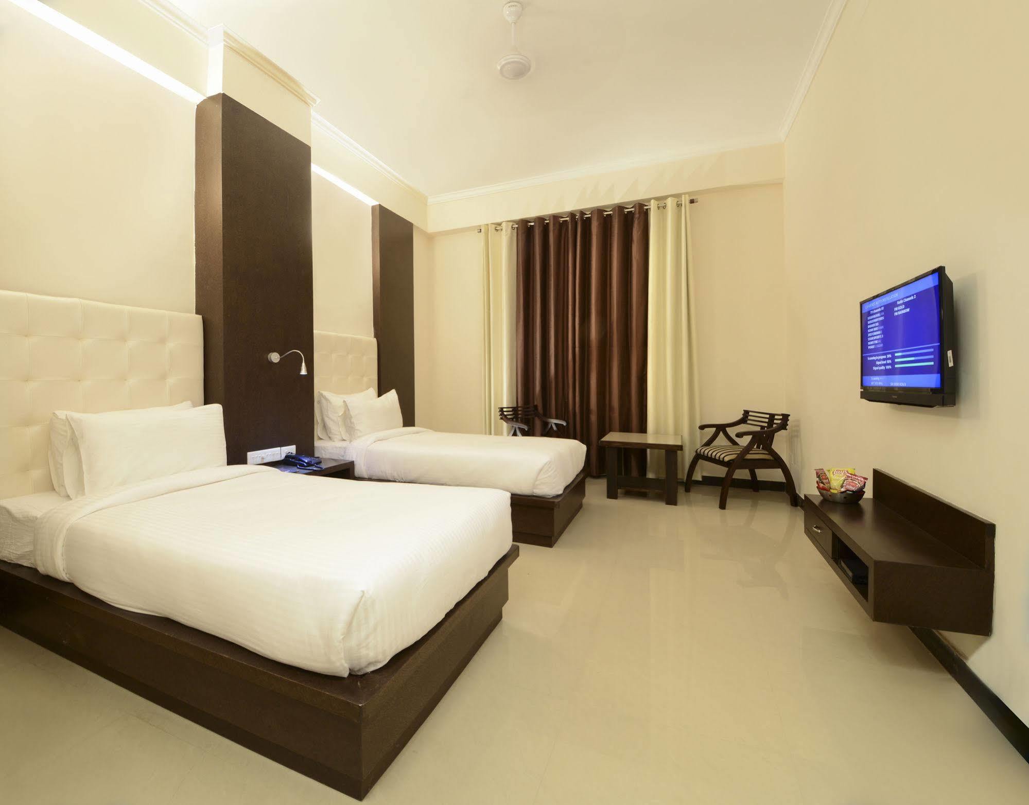 Hotel Crimson Palace Агра Екстериор снимка