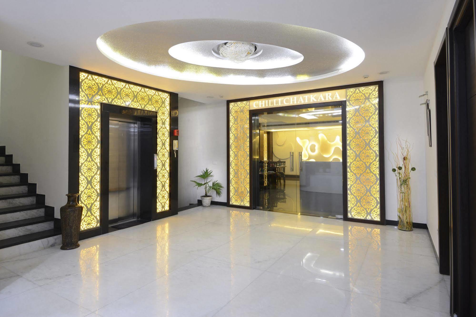 Hotel Crimson Palace Агра Екстериор снимка
