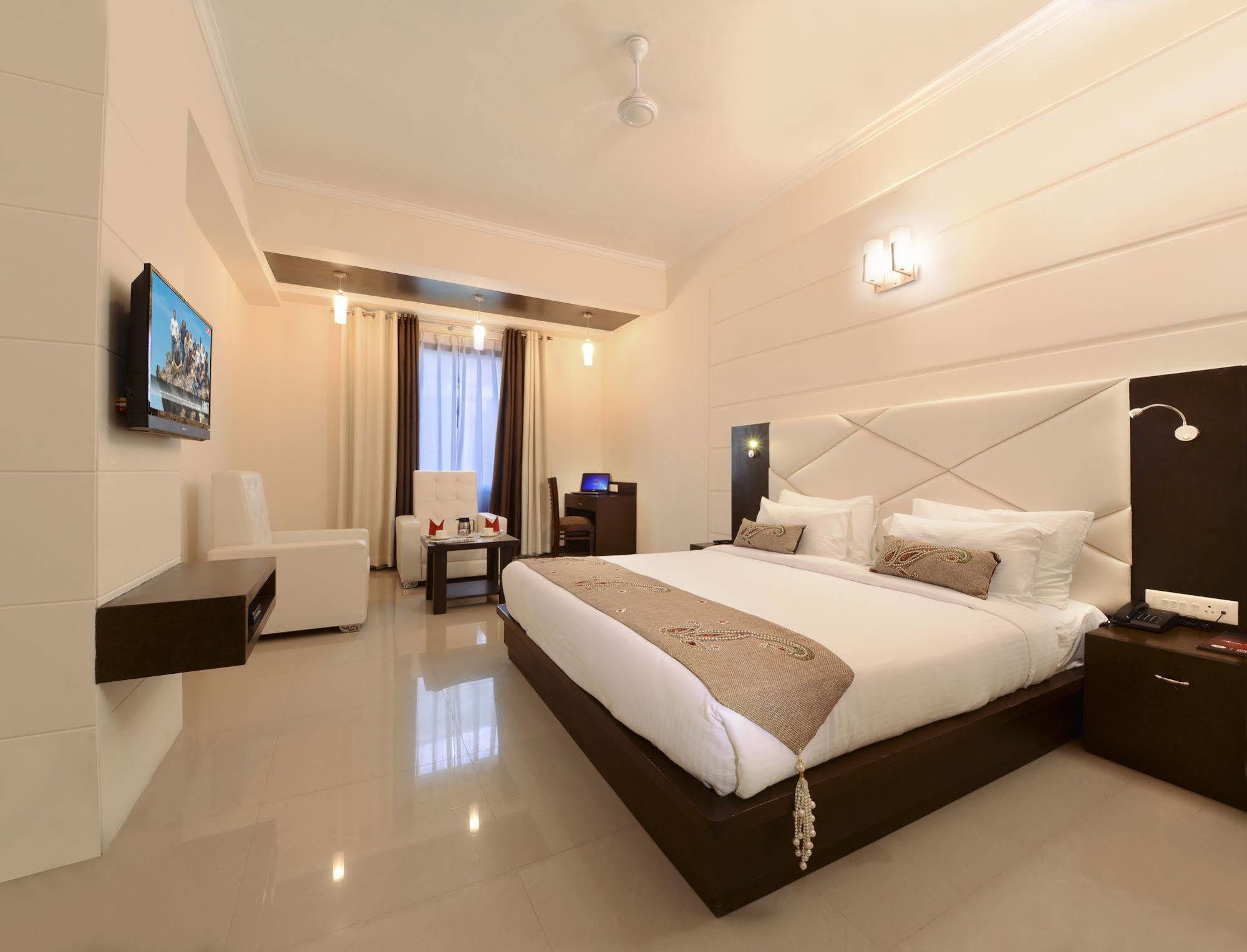 Hotel Crimson Palace Агра Екстериор снимка