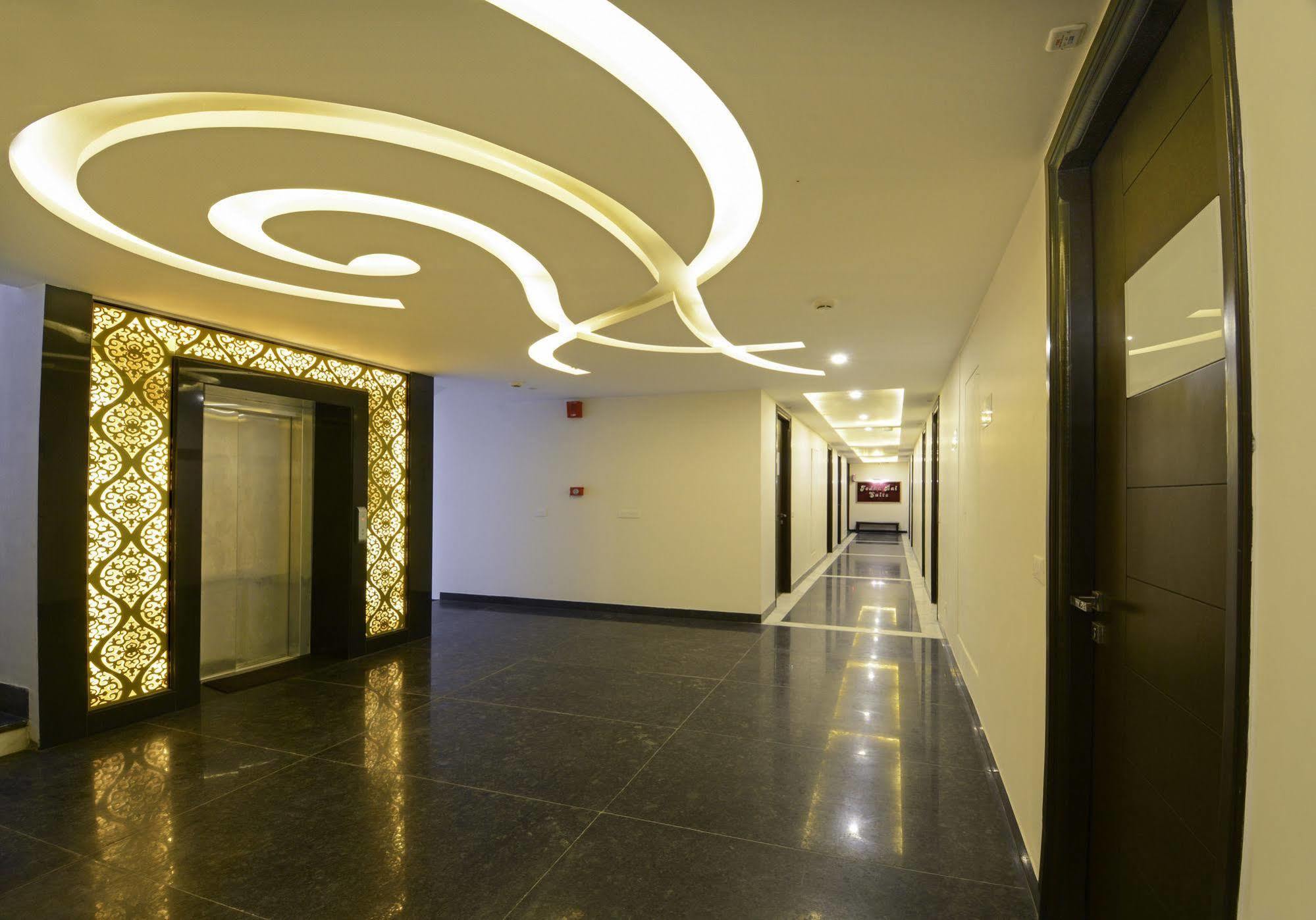 Hotel Crimson Palace Агра Екстериор снимка