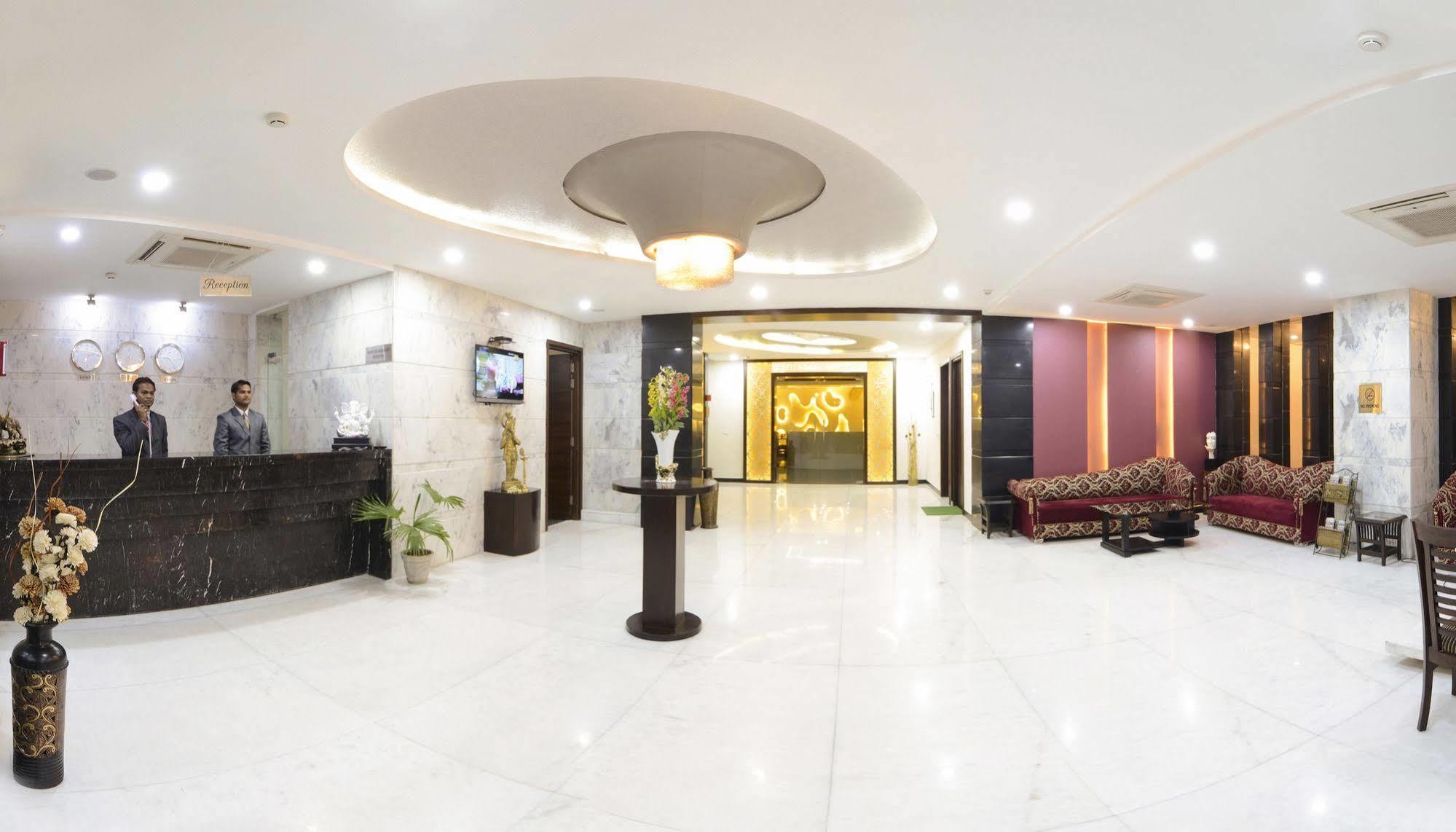 Hotel Crimson Palace Агра Екстериор снимка