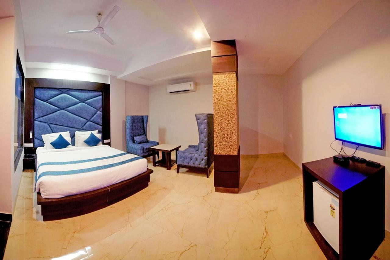 Hotel Crimson Palace Агра Екстериор снимка